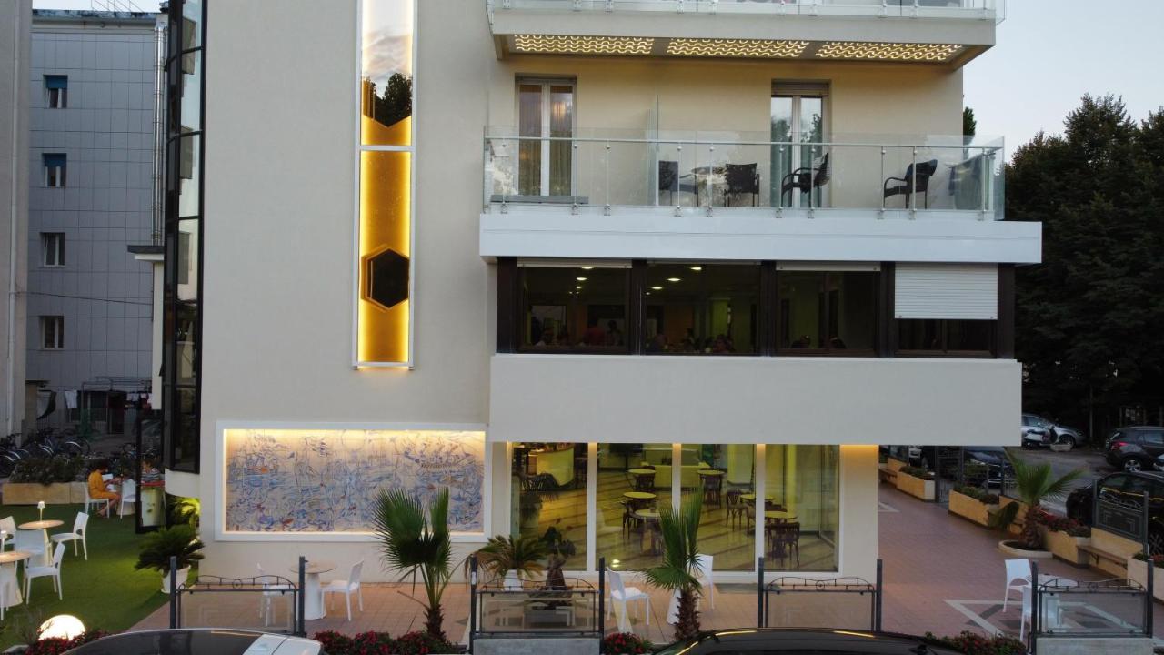Solemare Hotel E Residence Misano Adriatico Exteriör bild