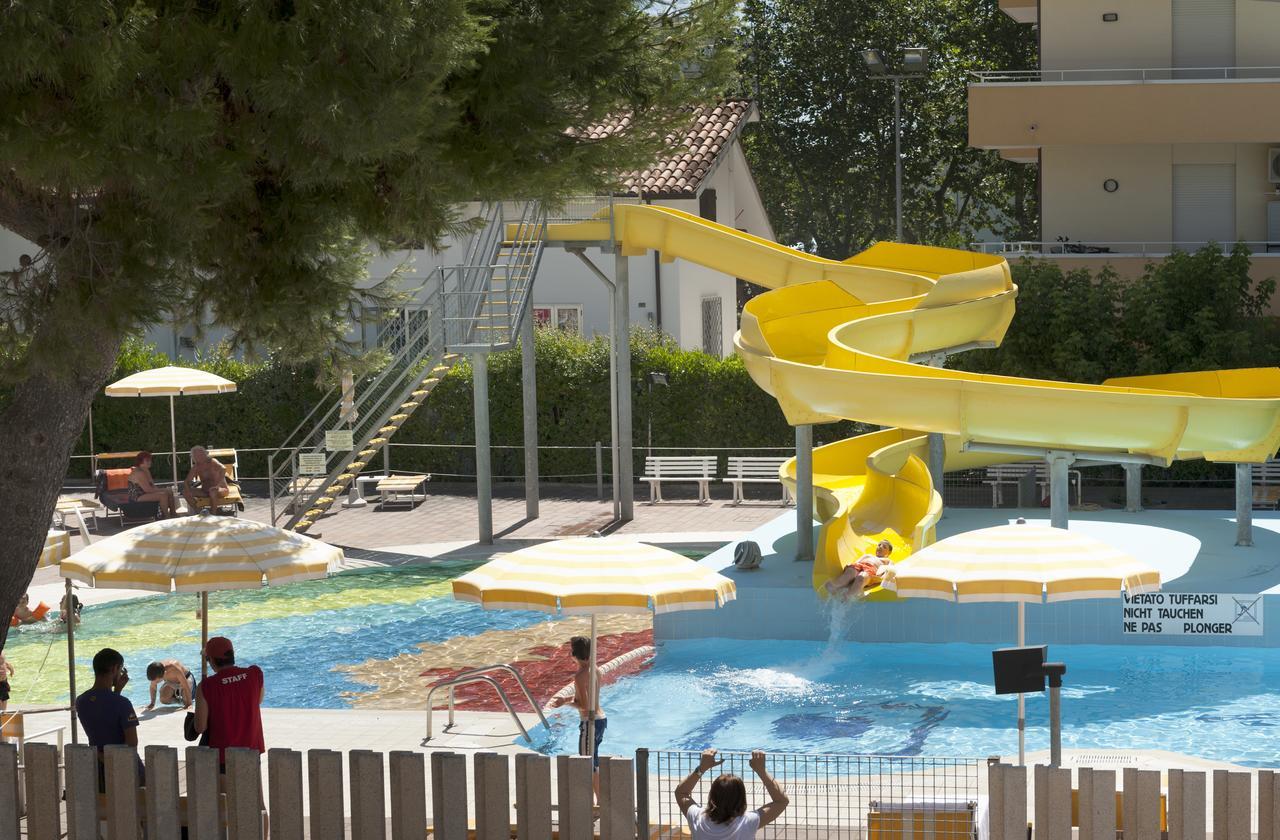 Solemare Hotel E Residence Misano Adriatico Exteriör bild